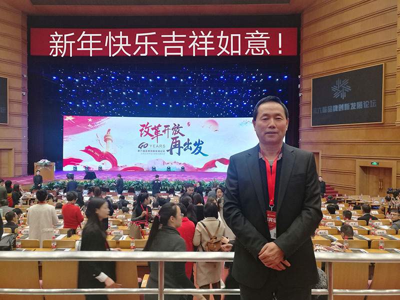華蒙紅土網(wǎng)球場(chǎng)全體員工恭祝大家新年快樂(lè)！